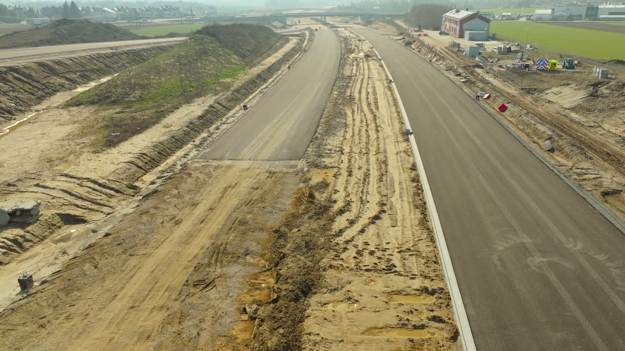 vista aérea de una carretera en construcción con suelo expuesto