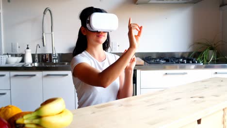 mujer usando anteojos virtuales