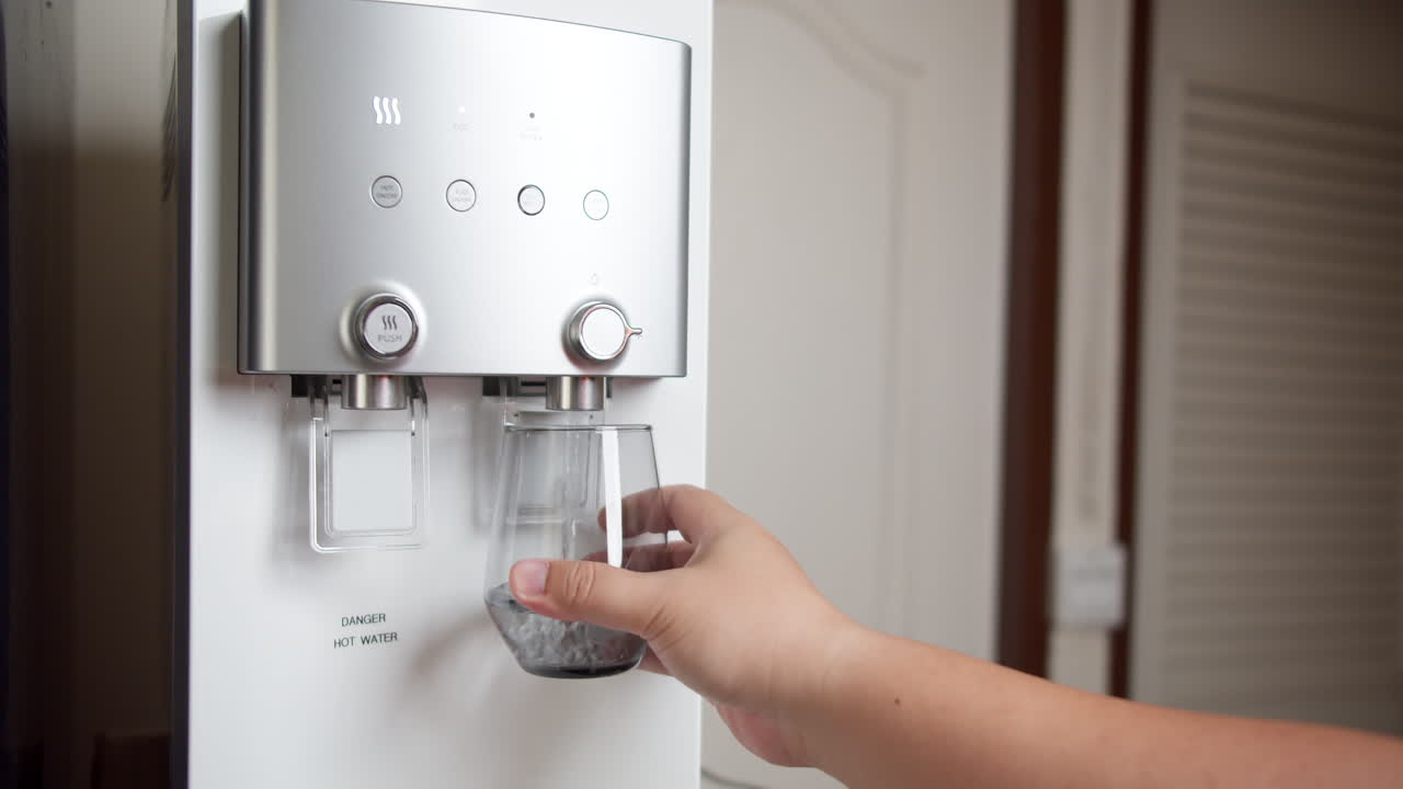 Mano empujando taza para la frescura de agua pura para un estilo de vida saludable
