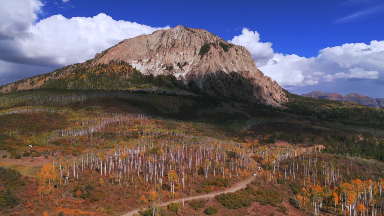 Marcellina Mountain Kebler Pass Ruby Peak Raggeds Wilderness Colorado drone aereo pomeriggio soleggiato autunno nuvole cielo blu colorato giallo pioppi Paonia Somerset Crested Butte all'indietro