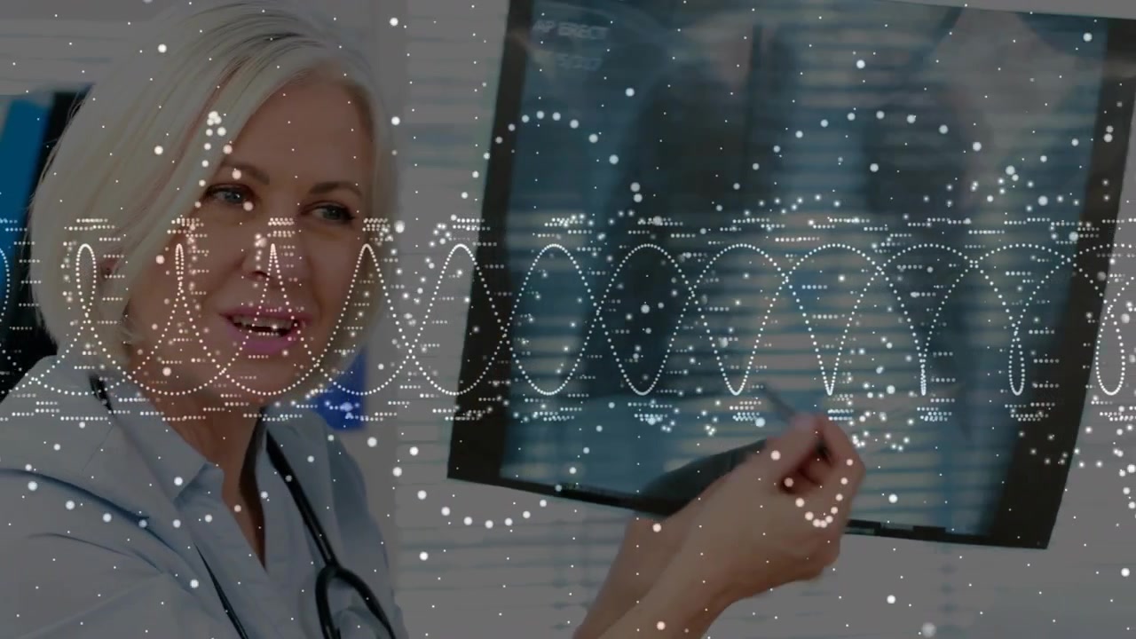 Medico che discute i risultati della radiografia con il paziente in uno studio medico