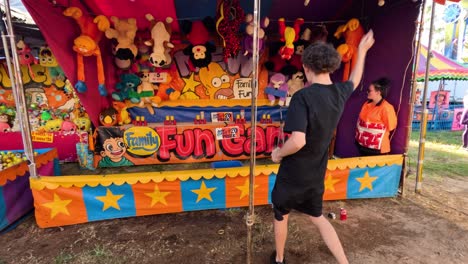 hombre jugando un juego de carnaval en la feria de diversión