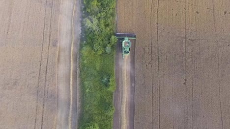 Luftaufnahme,-Die-über-Mähdrescher-Fliegt,-Die-Bei-Sonnenuntergang-In-Zeitlupe-Ernten