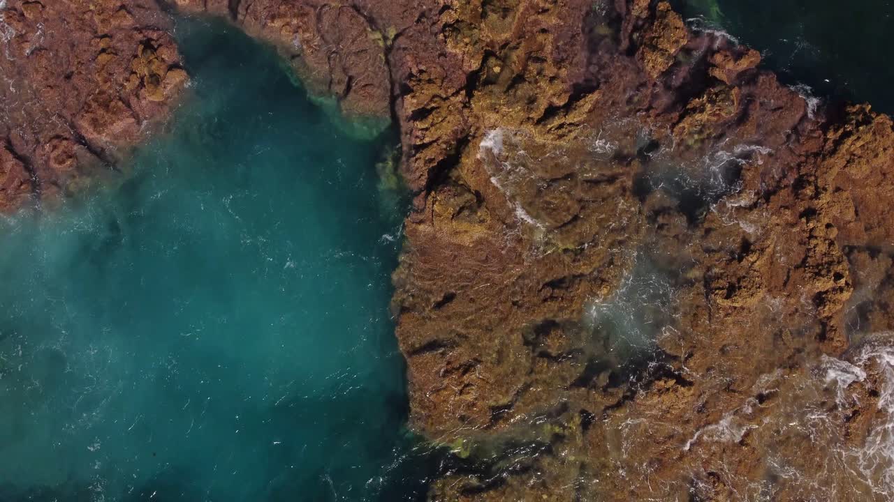 테네리페 섬 의 갈색 해안선 절벽, 공중 드론 사진