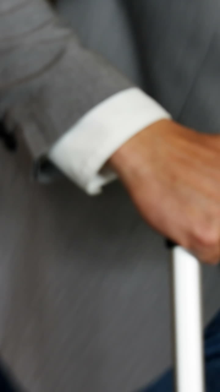 hombre de negocios usando un teléfono inteligente