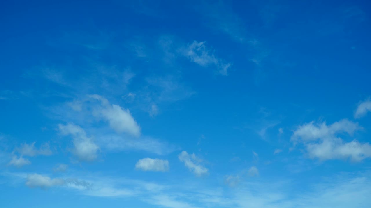 파란 하늘에서 왼쪽에서 오른쪽으로 연속적으로 흐르는 색 부드러운 구름의 4k uhd 원활한 루프 가능한 시간 지연