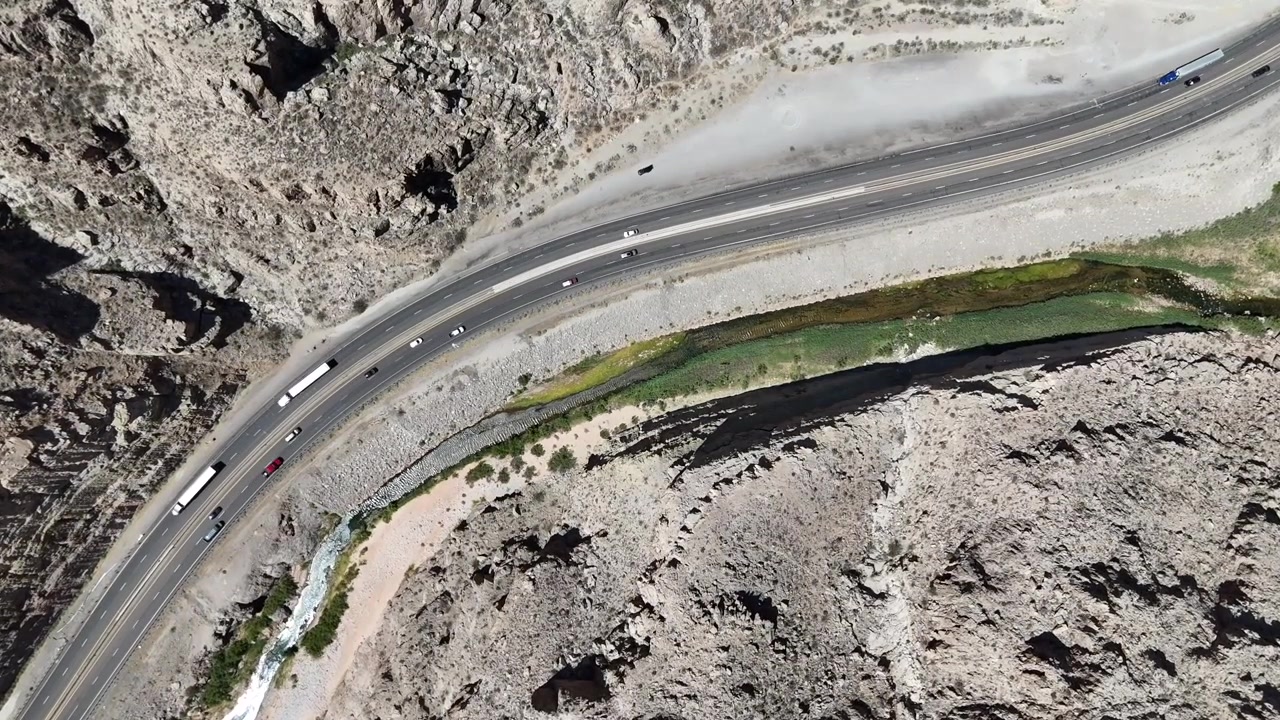Ripresa aerea dall'alto in slow motion di un'autostrada che si snoda attraverso un canyon dello Utah