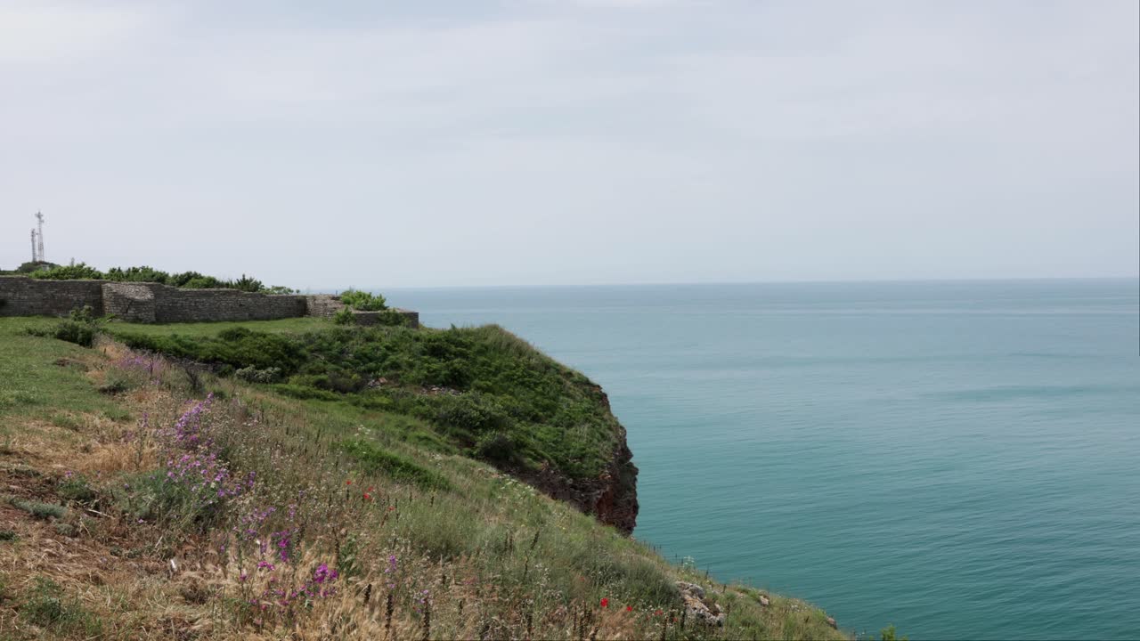 lugar pintoresco con vistas al mar en calma en el cabo kaliakra, bulgaria