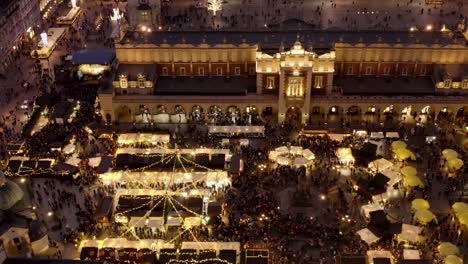 Tiempo-De-Navidad-En-Cracovia,-Polonia---Plaza-Del-Mercado-Principal,-Sukiennice,-St