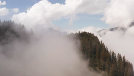 Antena-De-La-Cima-De-La-Montaña-Rodeada-De-Nubes