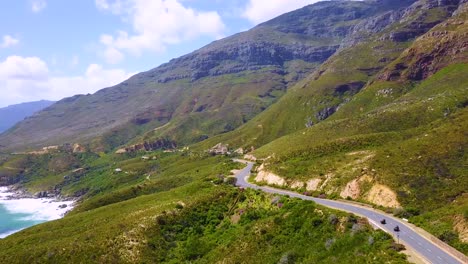 Antenne-Von-Zwei-Motorrädern,-Die-An-Der-Wunderschönen-Küste-Und-Engen-Straßen-Südlich-Von-Kapstadt-Südafrika-Unterwegs-Sind-1