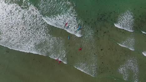 Antena-Ascendente:-Tablas-De-Surf-Azules-Y-Rojas-De-Una-Clase-De-Surf-Para-Niños