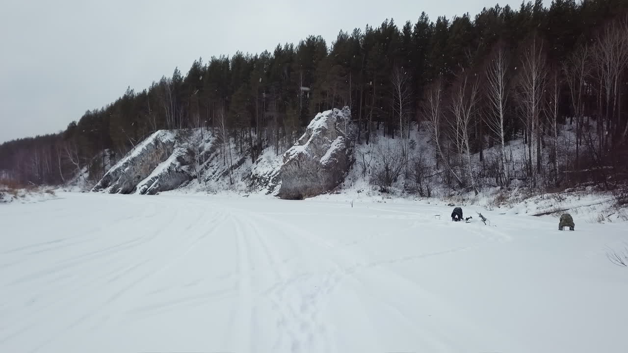 Zimowy krajobraz z oblodzoną rzeką i ośnieżonymi skałami