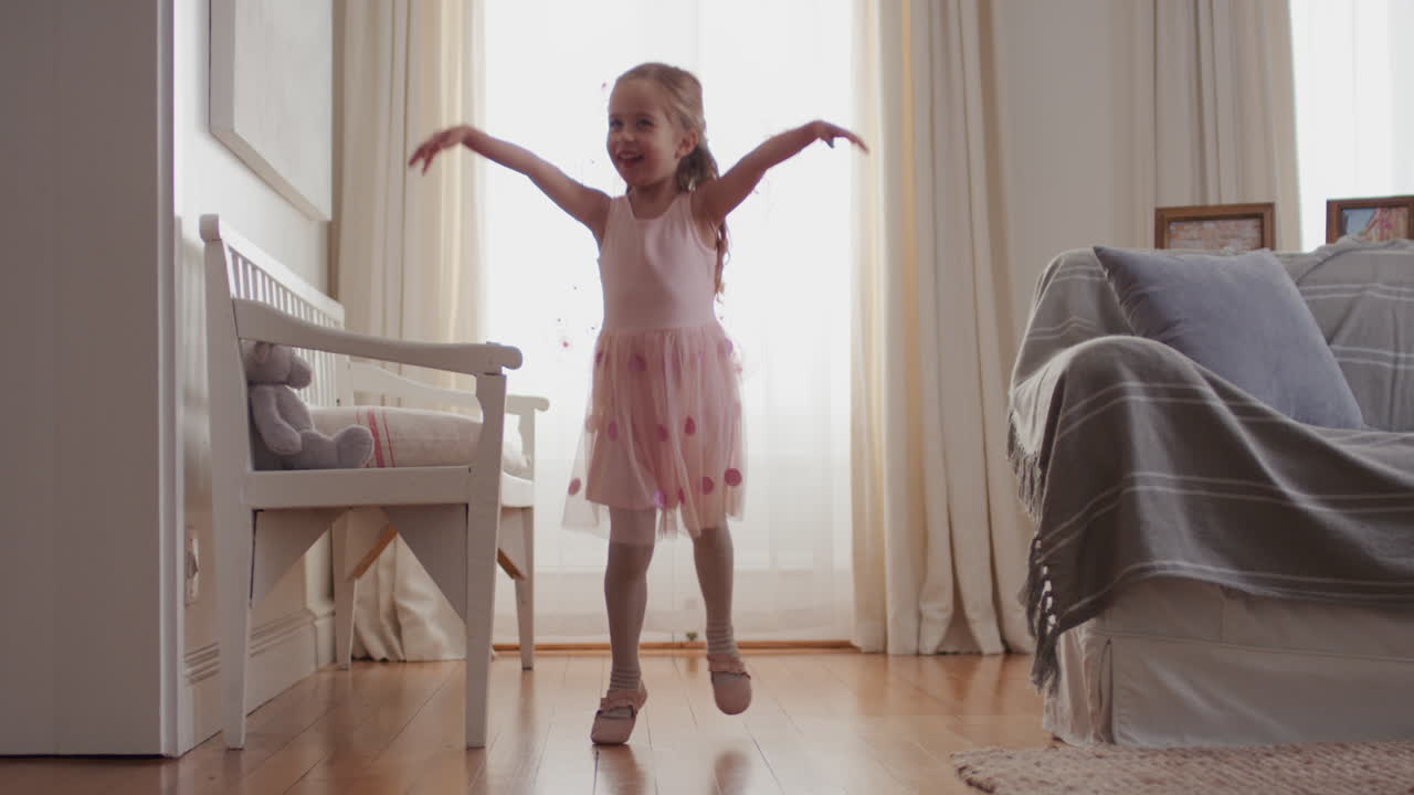 niña linda bailando juguetón fingiendo ser bailarina niño feliz divirtiéndose jugando a vestirse con traje de ballet con alas de hada en casa 4k