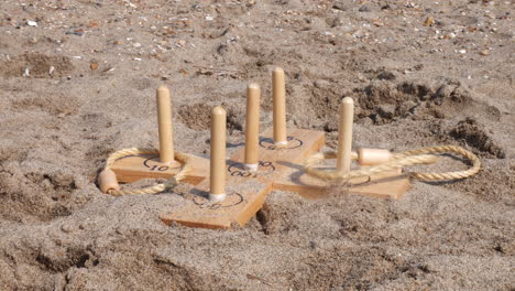 cerrar divertidos juegos de aro con una familia jugando en la playa en la arena
