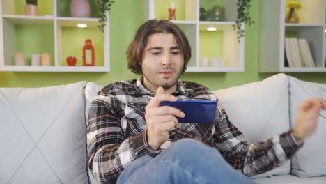 joven viendo y siguiendo documentales digitales y programas de televisión.
