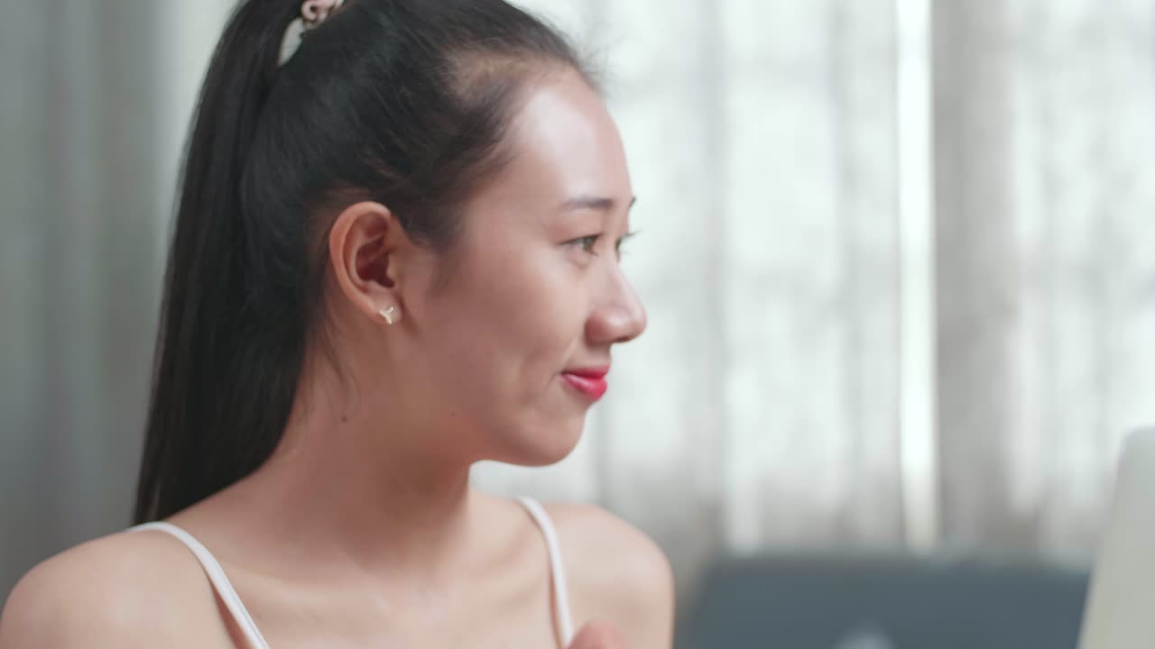 메이크업 을 하고 노트북 에서 일 하는 여자