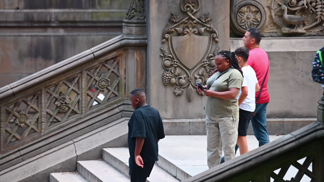 New York, USA, 8 luglio 2025: folla di persone che si godono il sole a Central Park. I visitatori si riuniscono sui gradini di Central Park, godendosi il caldo sole ed esplorando i pittoreschi dintorni.