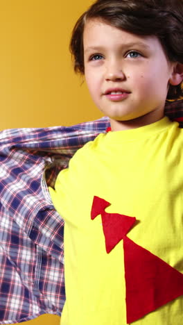 un niño fingiendo ser un superhéroe.