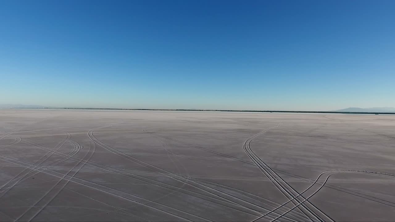volando sobre las salinas de bonneville en el noroeste de utah revelan huellas de neumáticos en la sal blanda