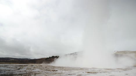 Ausbruch-Des-Strokkur-Geysirs-In-Südisland