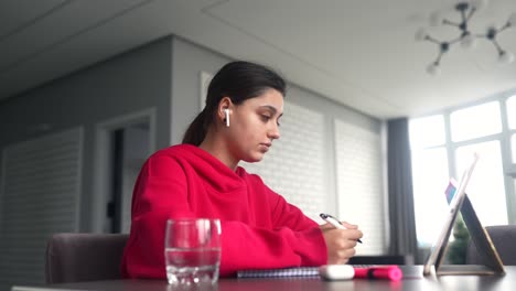 estudiante que estudia en línea