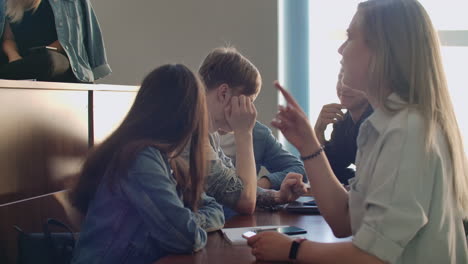 Die-Gruppe-Fröhlicher,-Glücklicher-Studenten,-Die-Vor-Dem-Unterricht-In-Einem-Hörsaal-Sitzen.-Die-Gruppe-Fröhlicher-Studenten,-Die-Vor-Dem-Unterricht-In-Einem-Hörsaal-Sitzen.