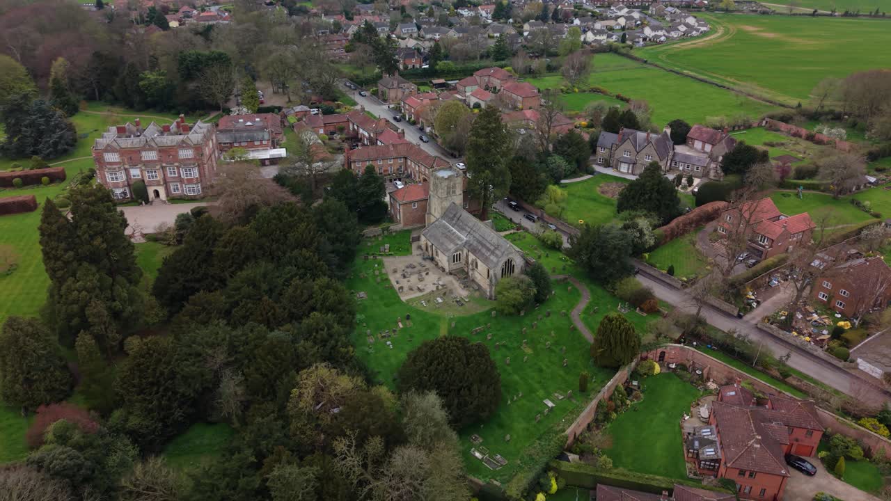 Vista drone dell'edificio storico della Chiesa di Santa Maria nella campagna dello Yorkshire, nel villaggio di Goldsborough nel North Yorkshire, in una giornata nuvolosa.