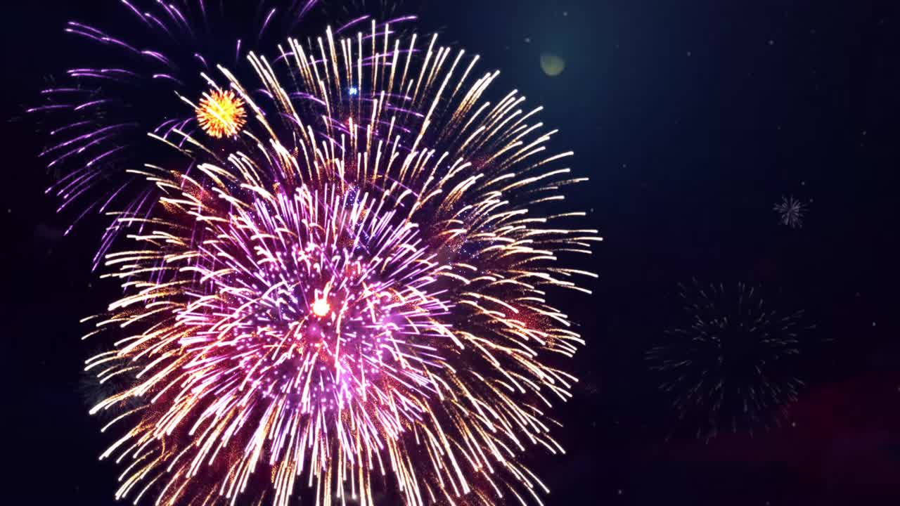 4k explosiones de fuegos artificiales reales en el humo la niebla de fondo de movimiento negro bucle cielo en la explosión de fuegos artificiales.