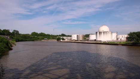 Schatten-Einer-Brücke-Entlang-Des-Cuyahoga-River-Mit-Einer-Chemiefabrik-Im-Hintergrund-In-Cleveland,-Ohio