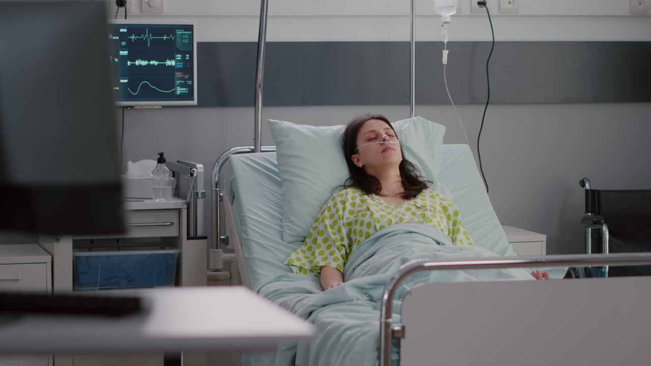 vista frontal de una mujer caucásica enferma durmiendo recuperándose después de la recuperación de la cardiología