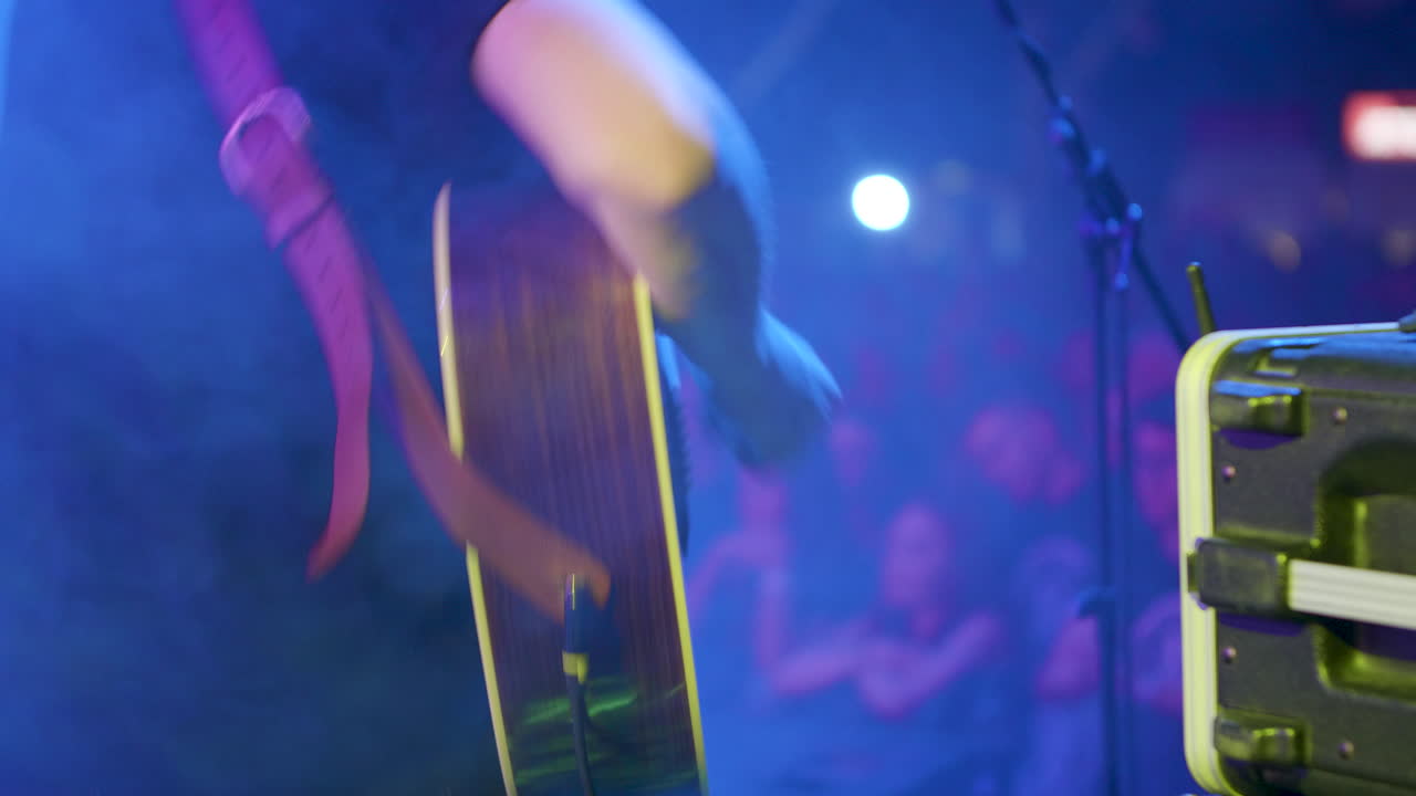 Musicista che si esibisce dal vivo sul palco