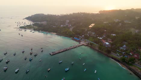 puerto marítimo de weligama - hermoso atardecer en el puerto con aguas azules y barcos atracados - sur de sri lanka