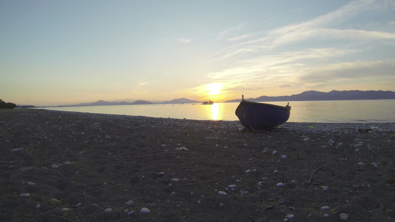 보트와 함께 그리스 해변