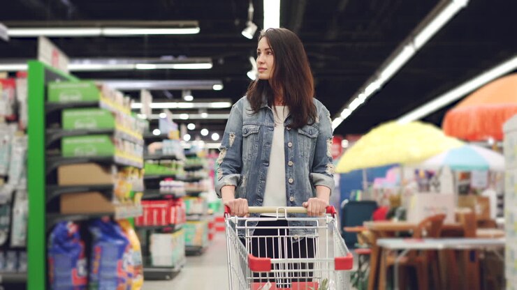 Donna che fa acquisti in un supermercato