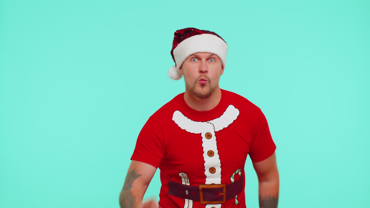 cuenta atrás para la celebración de las vacaciones de navidad, el hombre cuenta en orden inverso de cinco a uno, bailando