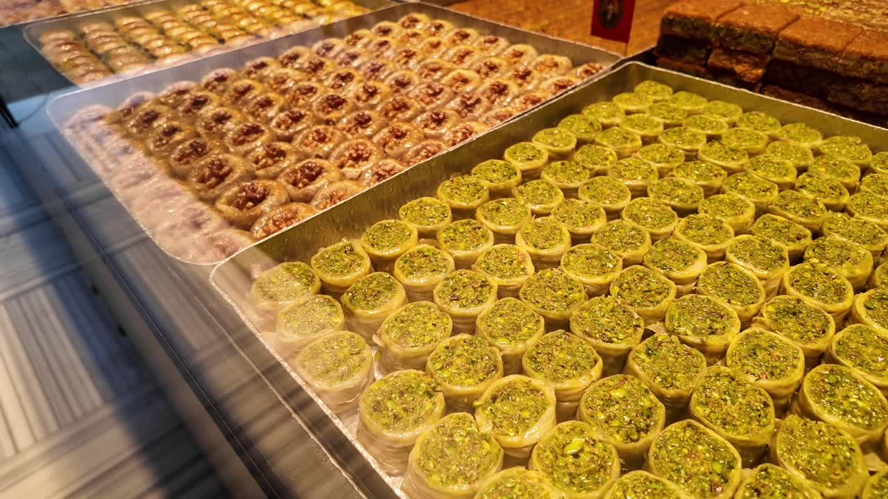 Primo piano di Vassoi Pieni di Baklava Tradizionale Turca e Dolci al Pistacchio