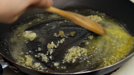 el ajo picado se cocina en mantequilla para dorar