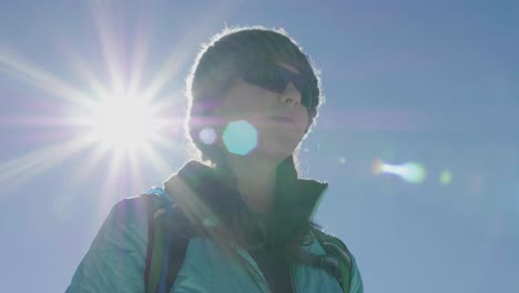 Mädchen-Frau-Stehend-Mit-Sonnenlicht-Auf-Den-Rücken