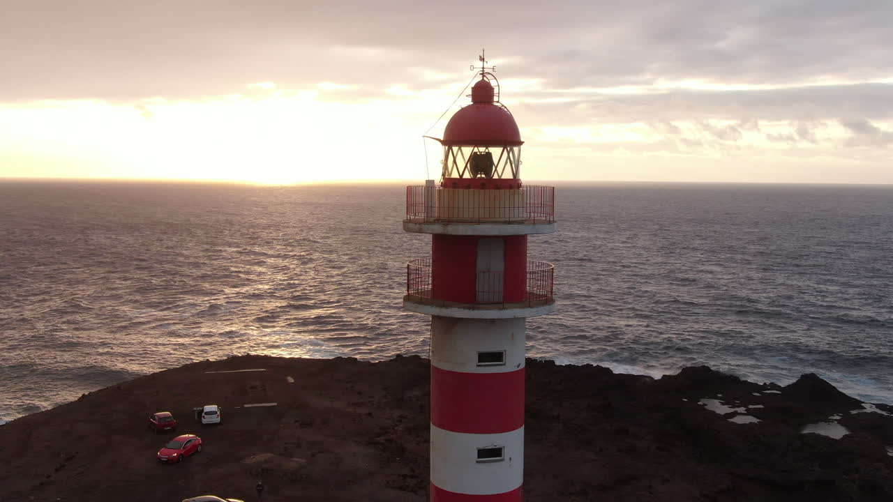 la torre de la casa ligera en la isla española de gran canaria "faro de sardina