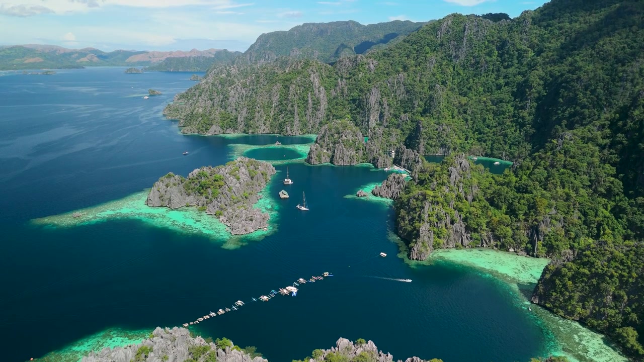 Aufsteigende Luftaufnahme über der Twin Lagoon, die Karstkalksteininseln, Korallenriffe und türkisfarbene Lagunen eines atemberaubenden Archipels im tropischen Paradies von Coron, Palawan, Philippinen, enthüllt.