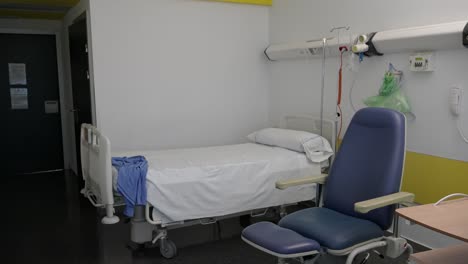 Tiro-Inclinado-Hacia-Arriba-En-Una-Habitación-Vacía-De-Un-Hospital-En-Madrid-Puerta-De-Hierro