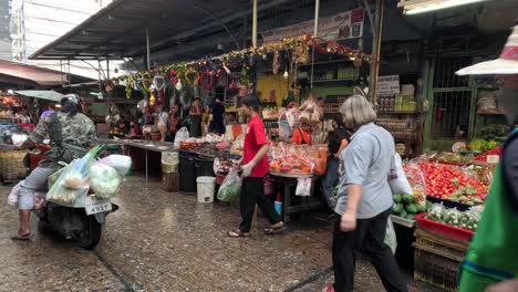 vendedores y compradores interactúan en un mercado ocupado.