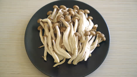 Frischer-Brauner-Buchenpilz-Oder-Schwarzer-Reishi-Pilz-Auf-Dem-Teller