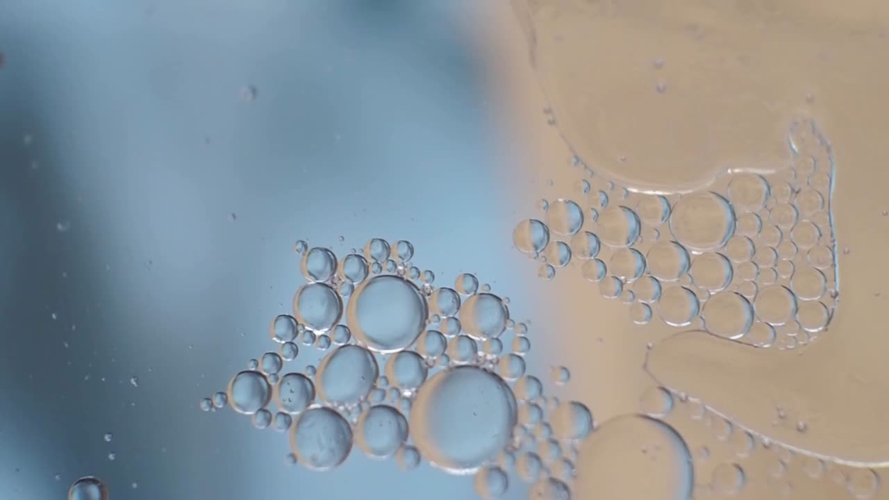 파란색과 노란색으로 잔잔한 지하 물에 떠 있는 기름 방울과 추상적인 모양