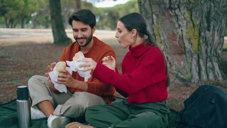 Pareja-Comiendo-Un-Picnic-Romántico-En-El-Bosque.-Pareja-Joven-Probando-Comida-En-Una-Manta.