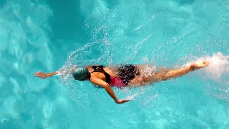 Nadadora-En-Forma-Haciendo-El-Golpe-Frontal-En-La-Piscina