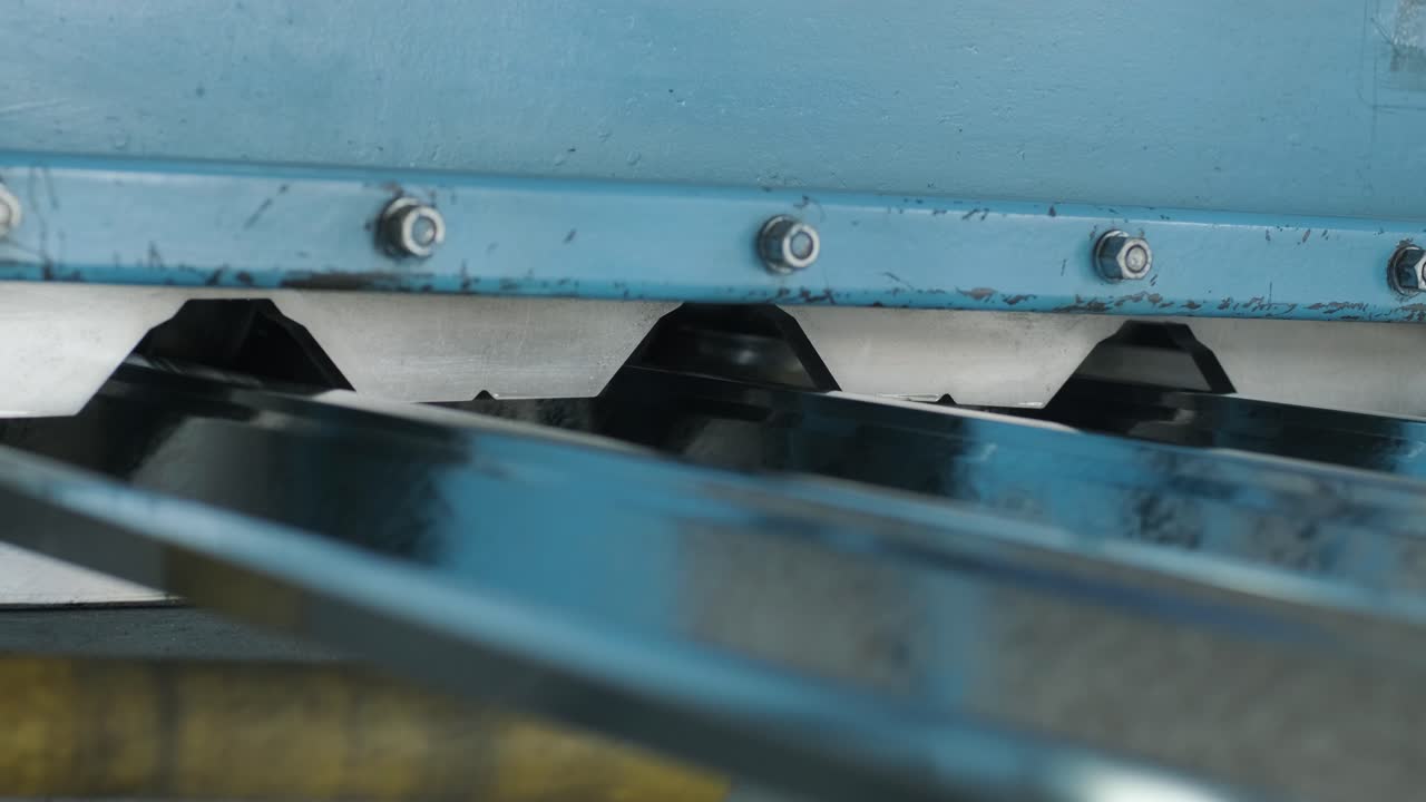 máquina de formación de láminas metálicas en la fábrica moderna de metalurgia.