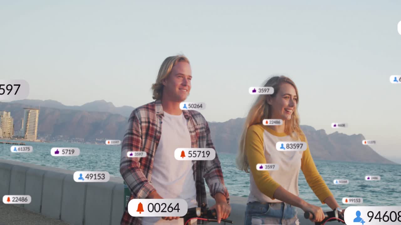 해변에서 스쿠터를 사용하는 미소 짓는 커플에 대한 소셜 미디어 알림의 애니메이션