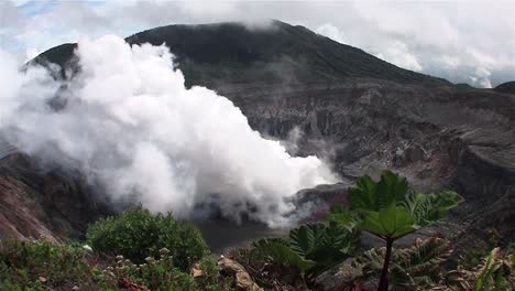el volcan poas en costa rica humea y humea 1